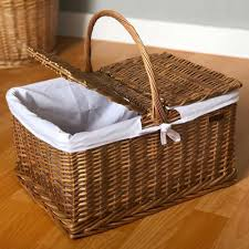 سبد کوچک حصیری مستطیل مناسب دکوراسیون مدرن و سنتی